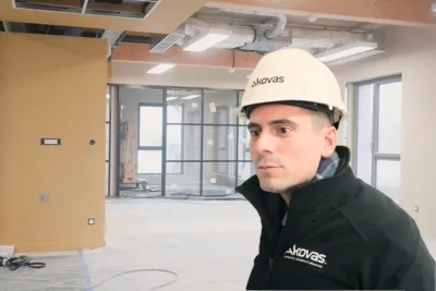 Comment Akovas centralise toutes ses opérations sur Clovis ?