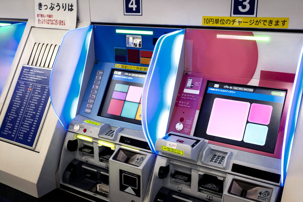 Distributeurs automatiques de billets japonais équipés d'écrans tactiles rétroéclairés