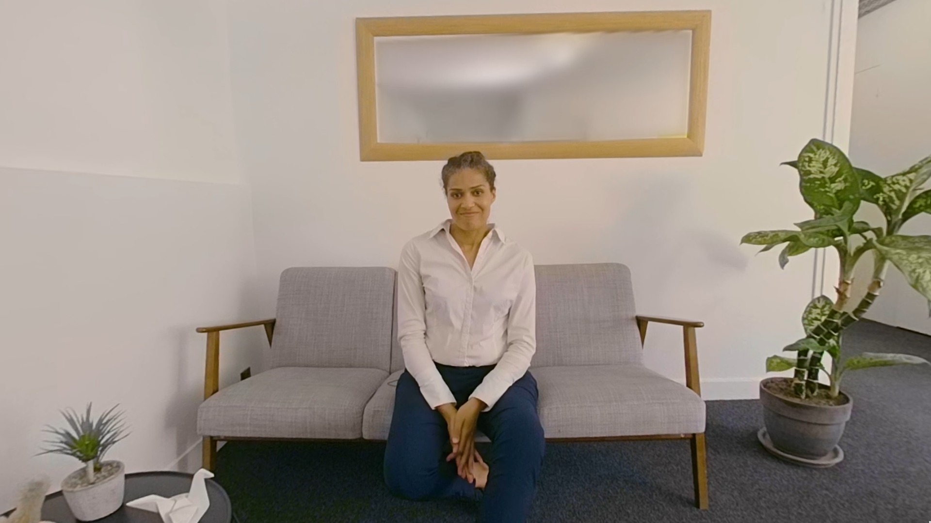 Cette image du module « Évaluation et Bilan » de la formation Sensibilisation à l’égalité femme/homme montre une collaboratrice assise dans un espace d’accueil, illustrant un moment de conclusion pour revenir sur les notions clés et évaluer les acquis.