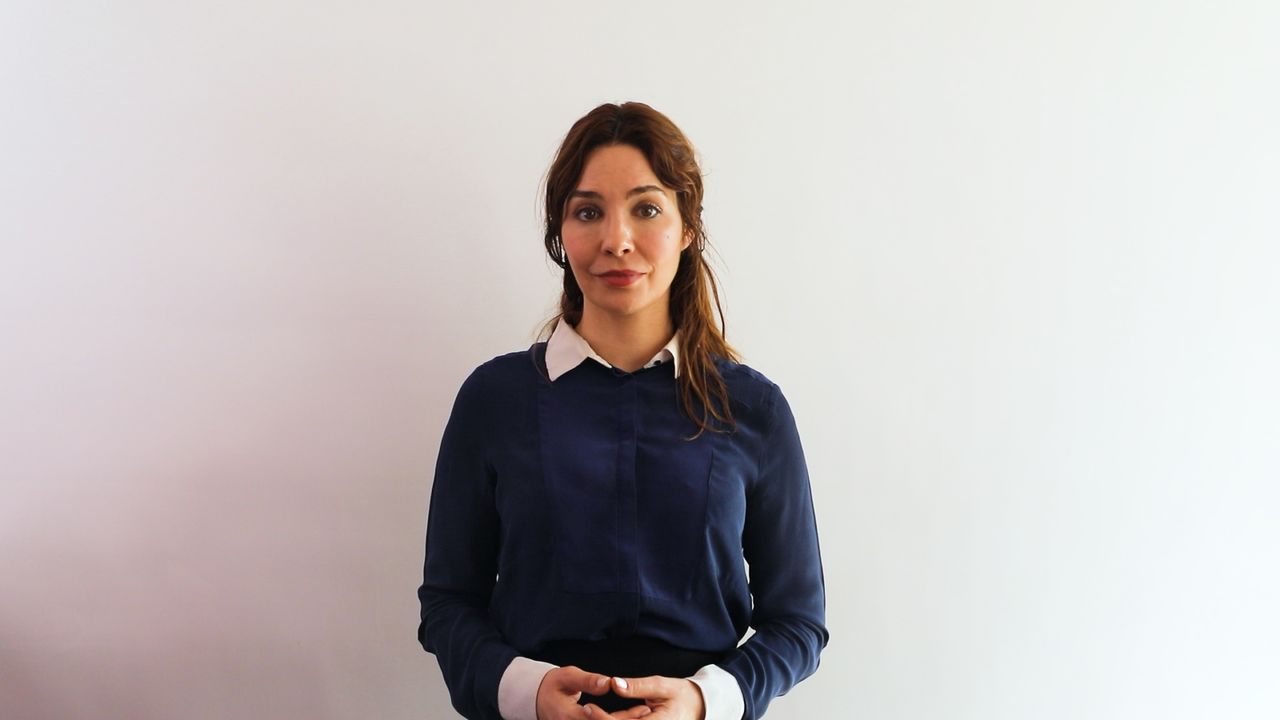 Une formatrice présente le module « Évaluation et Bilan » de la formation Prévention des Risques Routiers : Automobile, pour valider les acquis et consolider les bonnes pratiques de conduite