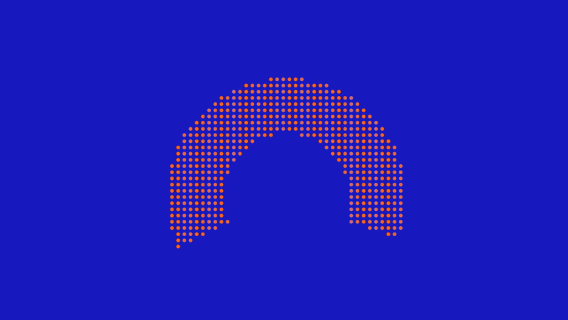 Arc formé par des points orange lumineux sur fond bleu uni.