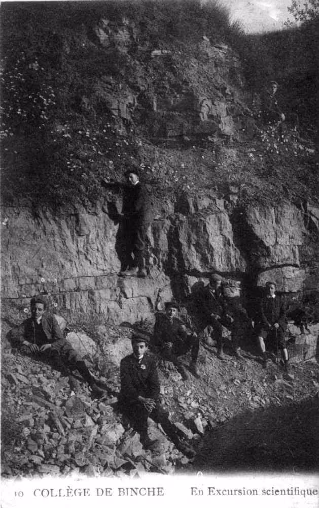 Excursion scientifique du Collège de Binche :
Sur cette image, des élèves du Collège Notre-Dame de Bon Secours à Binche participent à une excursion scientifique, grimpant sur une paroi rocheuse. Cette activité éducative illustre l'engagement du collège à offrir des expériences d'apprentissage pratiques et enrichissantes en dehors de la salle de classe.