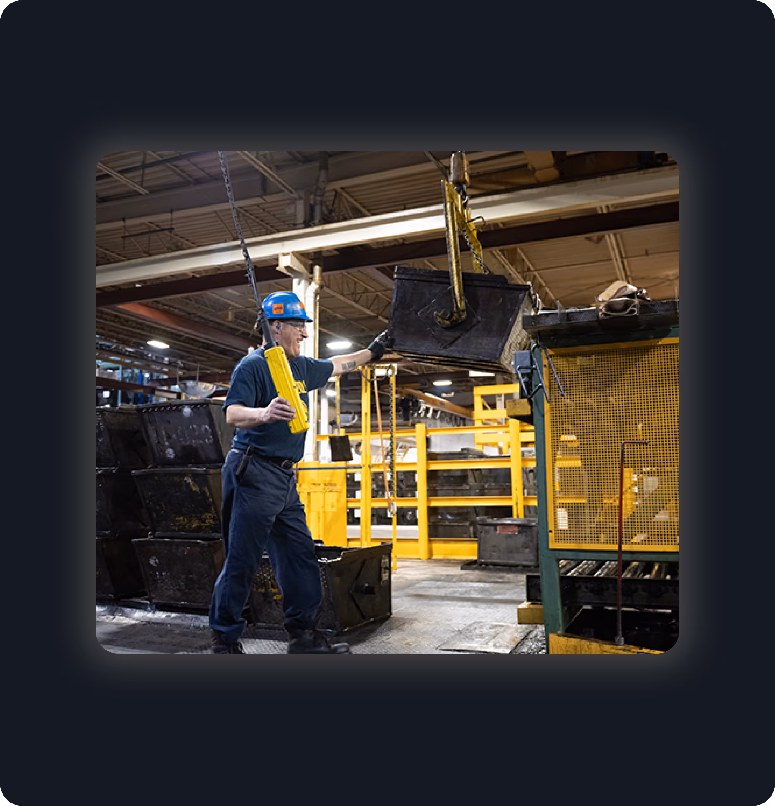 Employé sur le plancher de production Infasco, fabricant de pièces de fixation industrielles, présenté dans le cas client avec Intelligence Industrielle sur la connectivité machine.