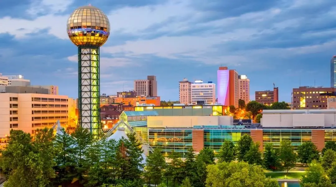 Tennessee city skyline in Knoxville with the Sunsphere and illuminated downtown buildings, highlighting the state’s urban landscape.