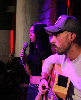 alumna de canto actuando en directo