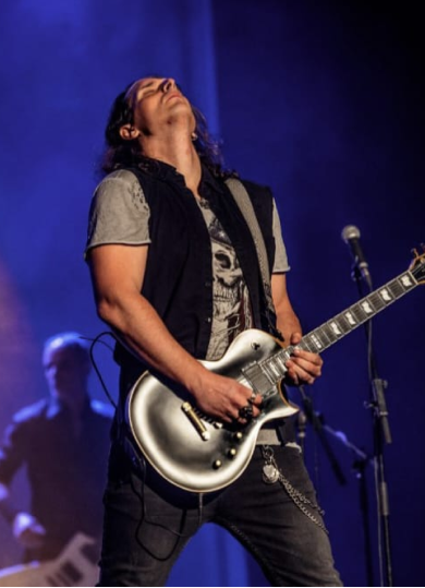 profesor guitarrista en concierto