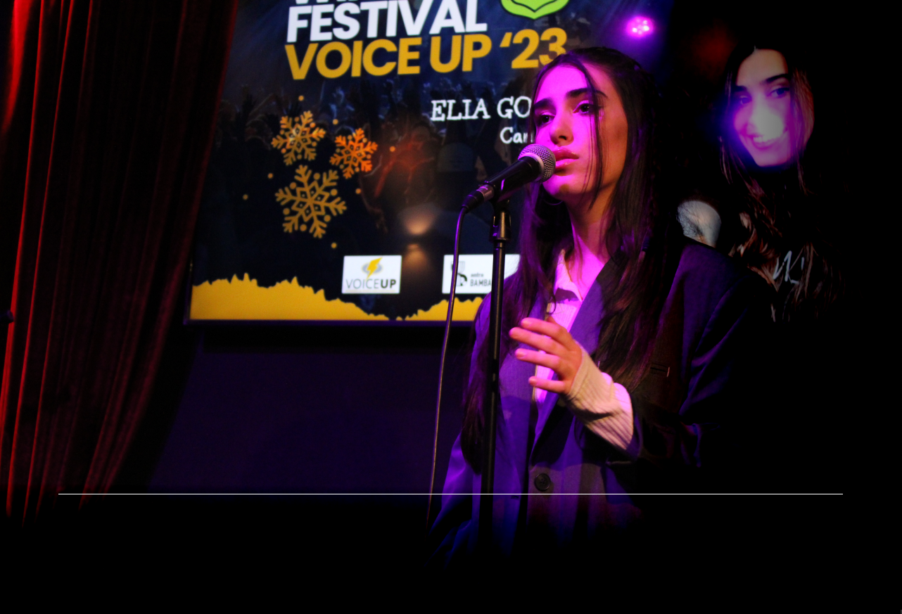 alumna de canto en concierto