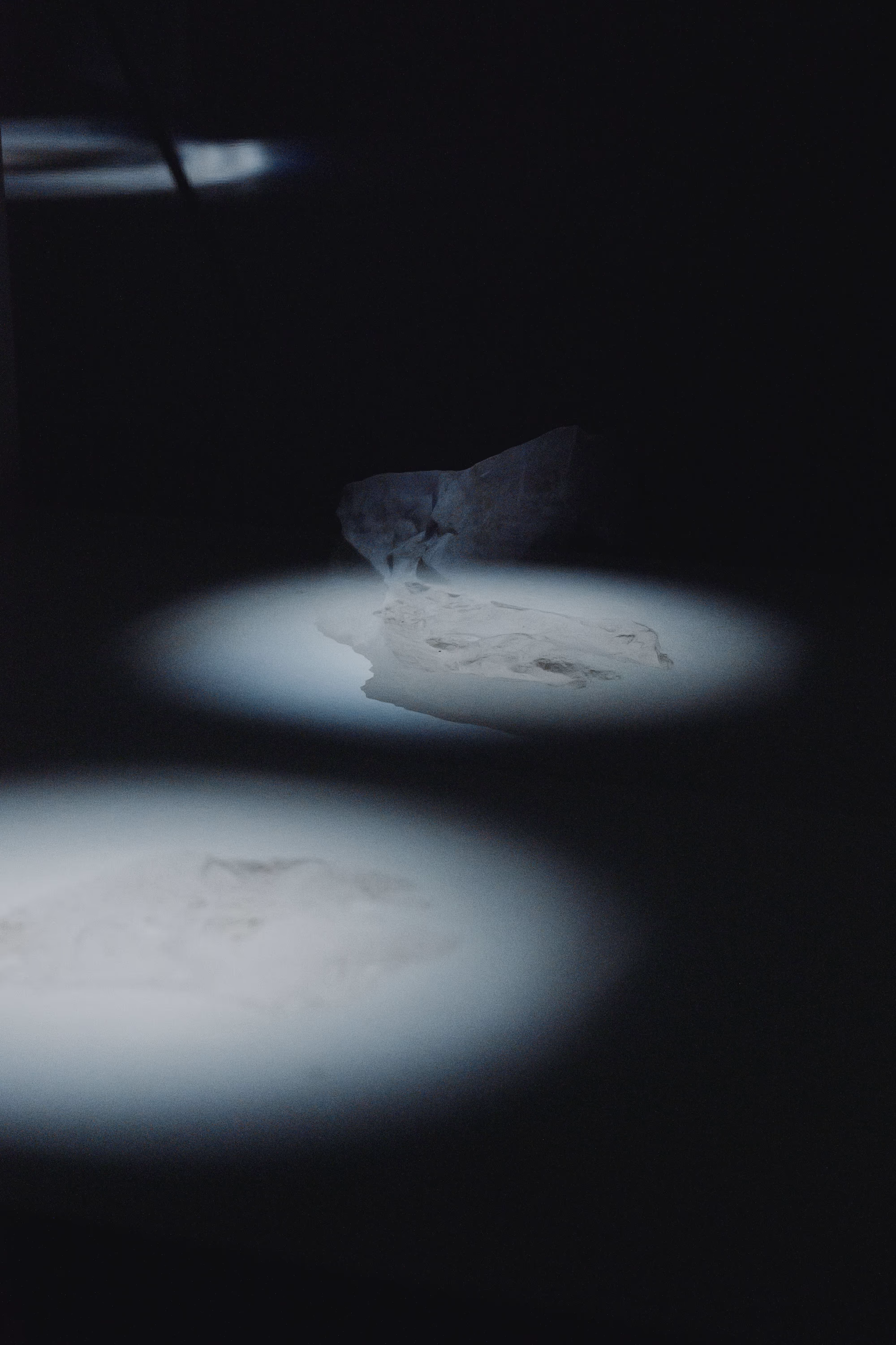 La luz no colma el vacío, lo ahueca. 2024. (Detail) site-specific installation. (light and polyester) 275 x 196 x 157 inches aprox