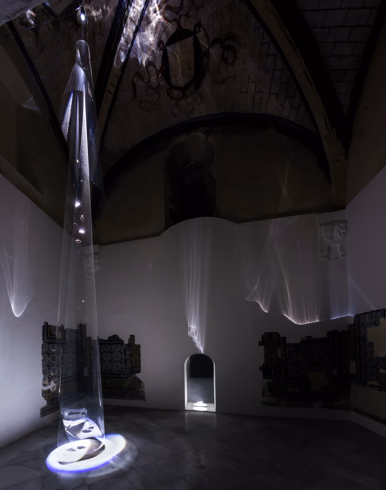 La luz no colma el vacío, lo ahueca. 2024. site-specific installation. (light and polyester), 275 x 196 x 157 inches