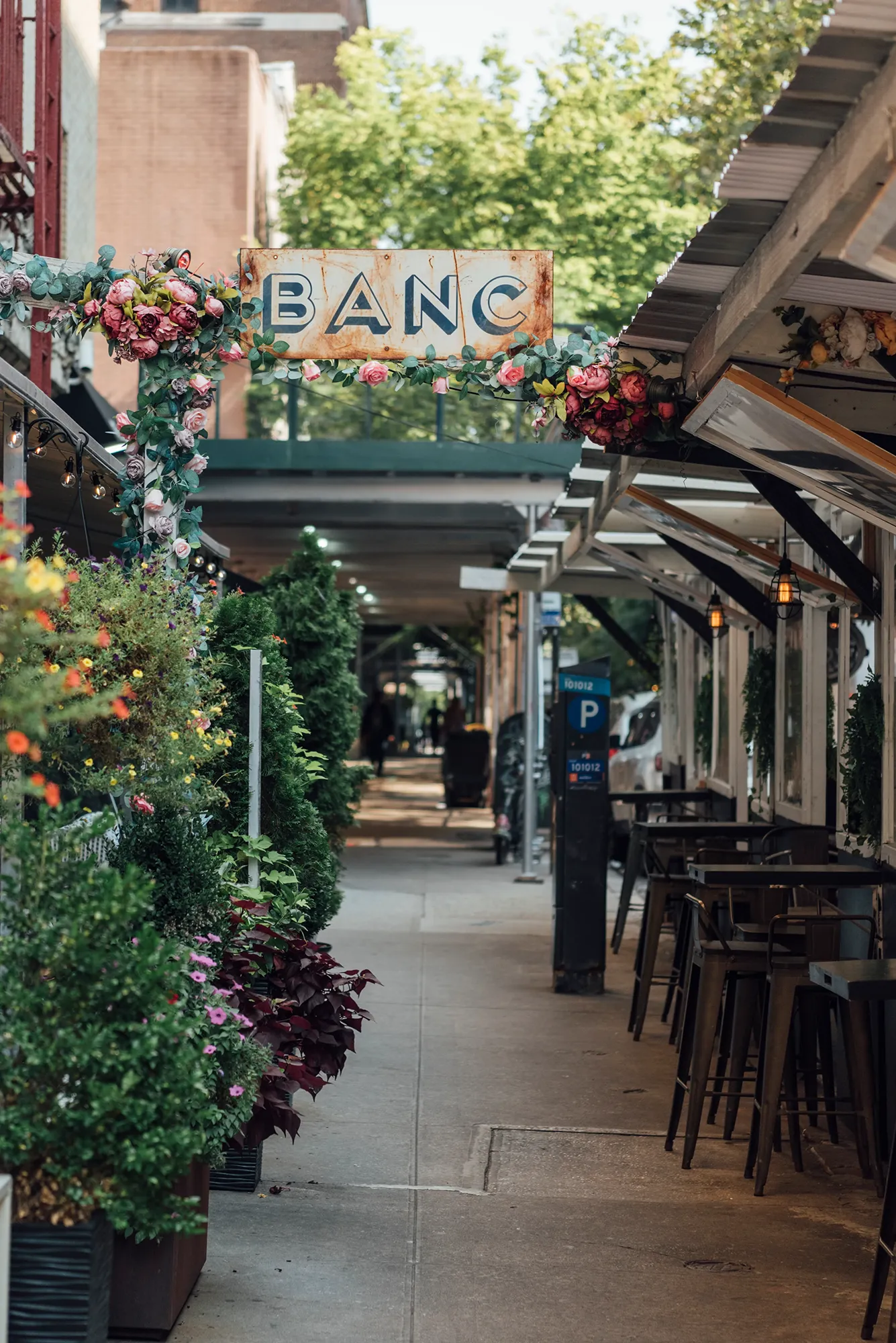 A sidewalk restaurant featuring outdoor tables and chairs, inviting patrons to dine al fresco.