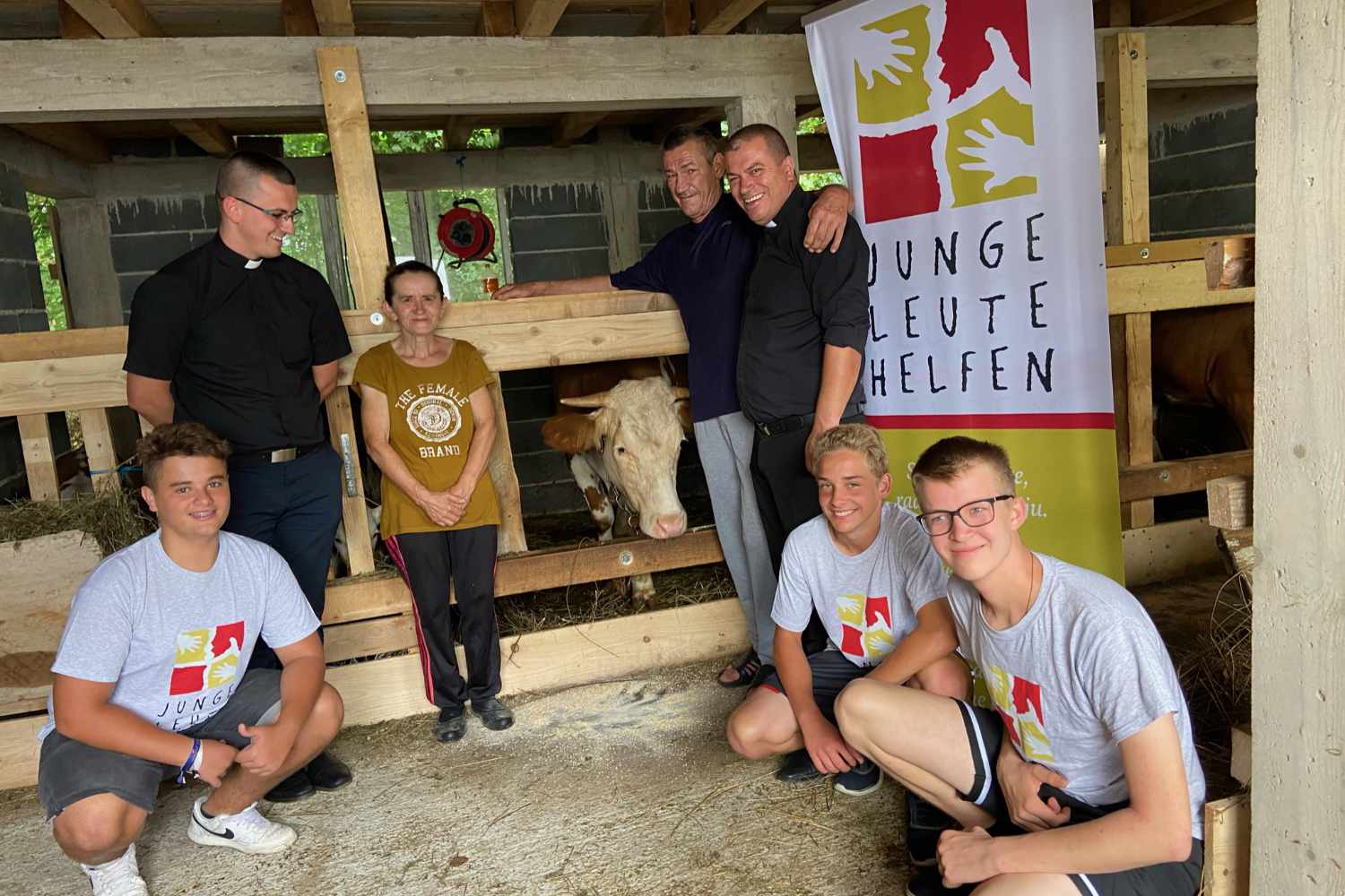 Gruppe von JLH-Helfern mit einer Kuh im Projekt Der gute Hirte