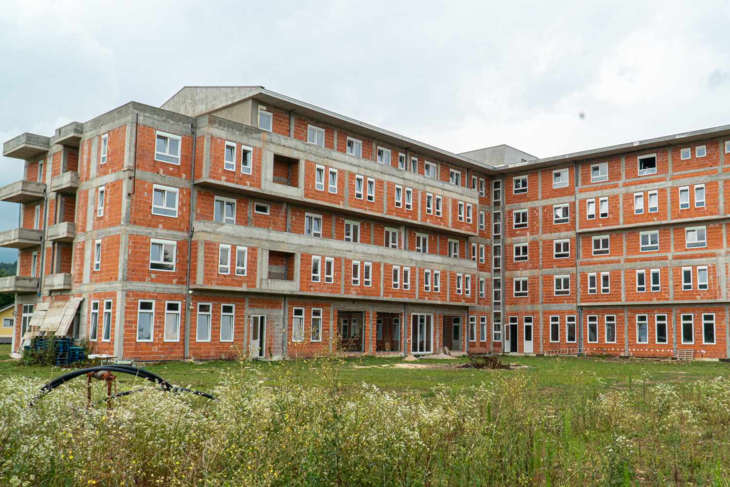 Mehrstöckiges Gebäude im Rohbau mit unverputzter Fassade