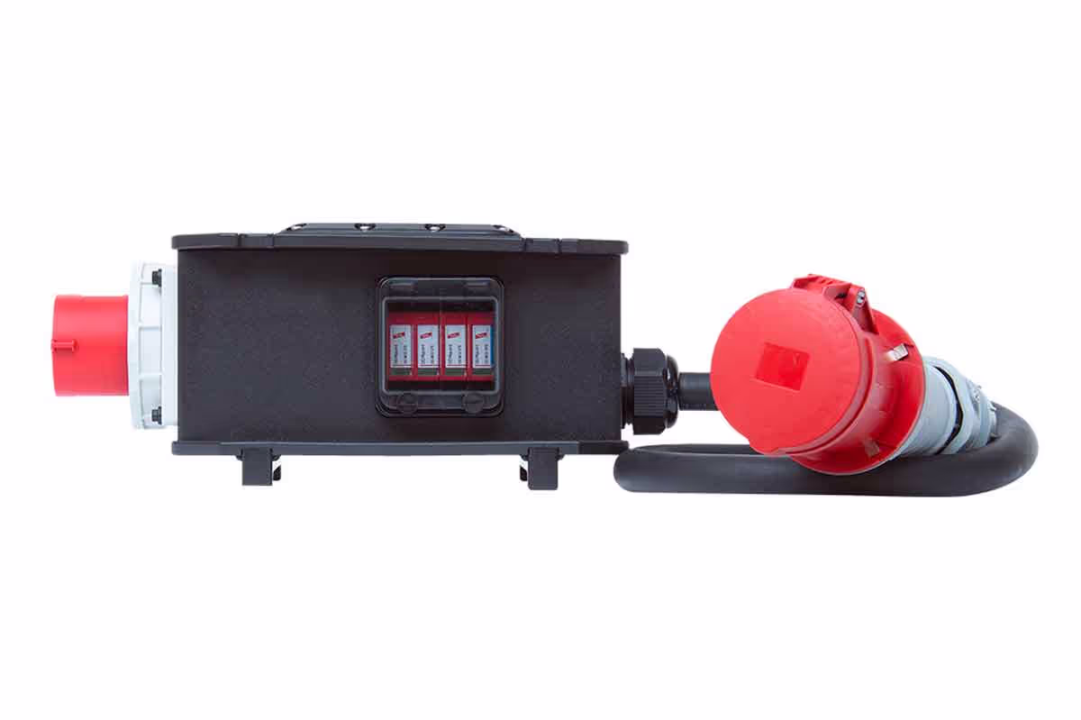 Surge Protection Box SPB™ von INDU-ELECTRIC - Elektrische Anlage mit markiertem Überspannungsschutz, der die neuen VDE-Normen erfüllt, in einem technischen Raum installiert.