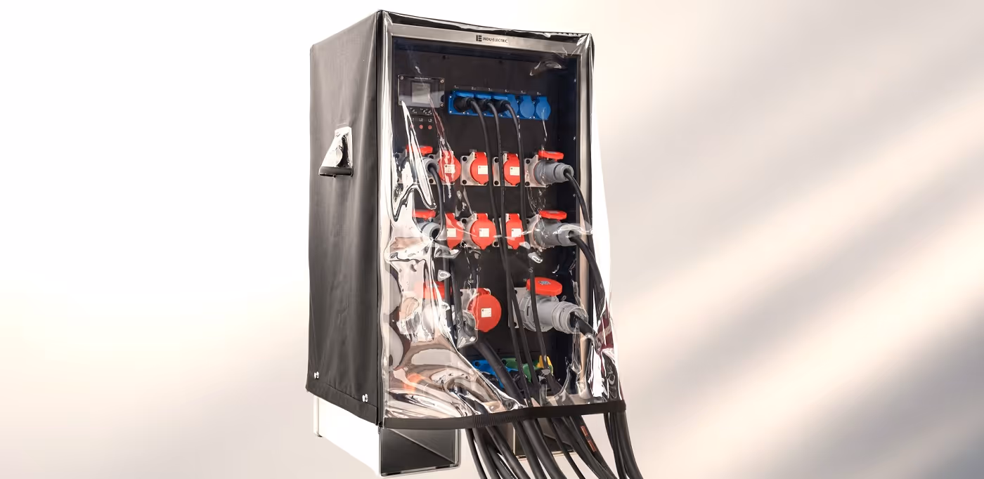 Sie sehen ein Bild von einem Stromverteiler unter einer Schutzhaube