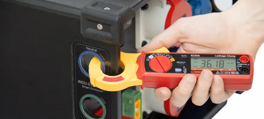 INDU-ELECTRIC Mit dem Smart Enclosure™ präsentiert INDU-ELECTRIC eine echte Weltneuheit: Mit dem patentierten System ist es möglich, präzise Messungen am Stromverteiler im laufenden Betrieb durchzuführen – ohne Ausbau, ohne Unterbrechung. Ganz gleich, ob es um regelmäßige Wartung, vorbeugende Instandhaltung oder gezielte Fehlersuche geht: Mit dieser innovativen Lösung behalten Sie alle Betriebs- und Fehlerströme zuverlässig im Blick.Direkter Zugriff auf die wichtigsten WerteIm Inneren des Gehäuses befindet sich eine integrierte Messstelle, die Ihnen sicheren und schnellen Zugriff ermöglicht – ganz ohne aufwendige Umbauten. Erfassen Sie mit einem handelsüblichen Zangenmessgerät wie der Rogowski-Spule:- Betriebsströme aktiver Leiter- Fehler-, Differenz- und Ableitströme auf dem PE-/PA-LeiterWichtig zu wissen:Bei Einzeladern – etwa bei Powerlock-Verbindungen – lässt sich die Messung direkt an der jeweiligen Ader durchführen. Bei mehradrigen Leitungen (wie sie z. B. für CEE-Steckvorrichtungen verwendet werden), ist dies nicht möglich, da die Leiter nicht einzeln zugänglich sind. Genau hier spielt das Smart Enclosure™ seine Stärke aus – es schafft sichere Messzugänge auch bei kompakten Gehäuseformen.In jedes Gehäuse integrierbarDas einfache aber geniale Smart Enclosure™ lässt sich in jedes Gehäuse von INDU-ELECTRIC integrieren. Besonders praktisch: Durch unsere eigene Gehäusefertigung sind auch Sonderanforderungen problemlos realisierbar.Ihre Vorteile auf einen Blick:– Strommessung im laufenden Betrieb, ohne Systemunterbrechung– Ideal für Mehradrige Leitungen wie bei CEE– Kompatibel mit handelsüblichen Messgeräten– Nachrüstbar, modular erweiterbar, individuell konfigurierbar