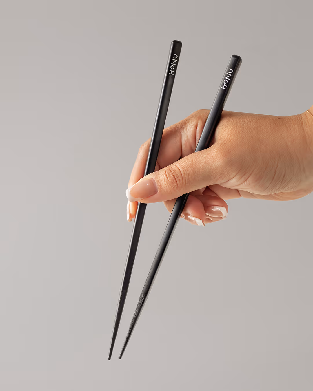 Die Honu Essstäbchen sind perfekt für Tiki Bowls & asiatische Gerichte. Hochwertig verarbeitet, mit ausgefärbter Lasergravur, spülmaschinenfest, porenfrei & hitzebeständig bis 220 °C.