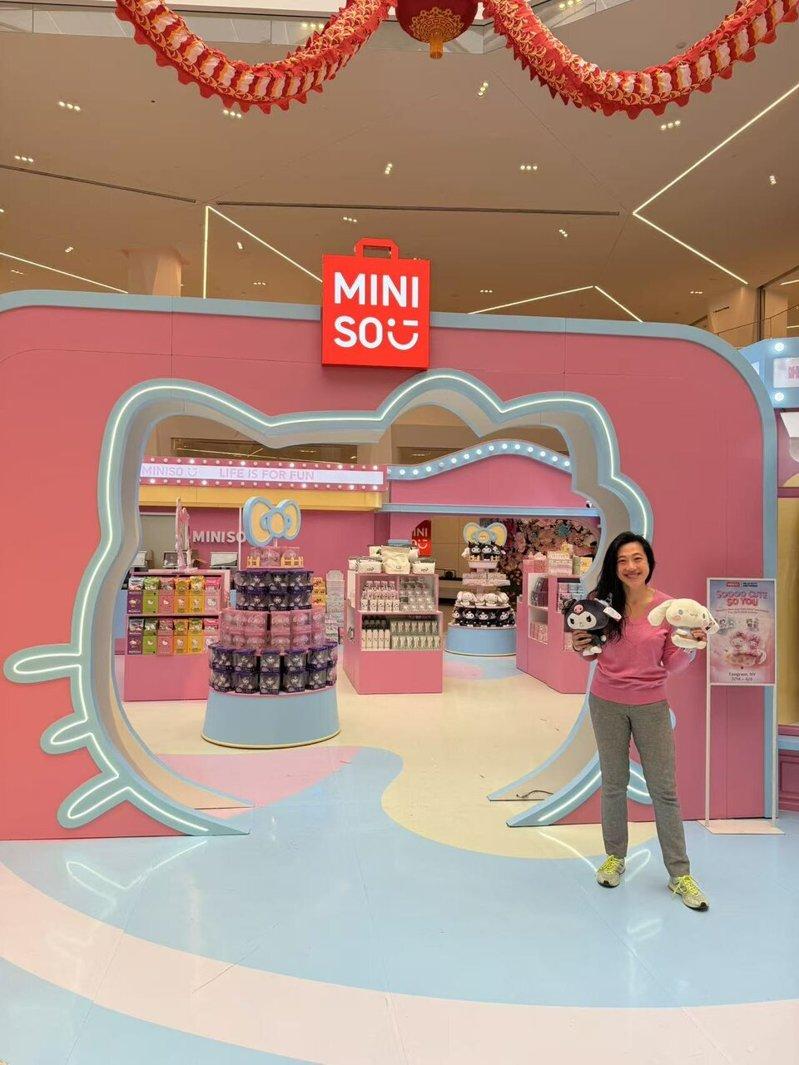 City Councilor Huang Minyi also visited the site on the 13th, taking photos with the Sanrio backdrop and enjoying the festivities with the public. (Photo by Gao Yun'er)