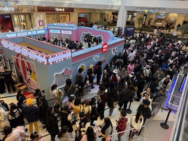 A Sanrio-themed pop-up store opened at Flushing's Tangram shopping mall on the 14th, attracting a large number of community members and fans of all ages. (Photo by Gao Yun'er)