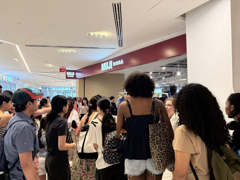 Crowds of people in front of the store. (Photo by Gao Yun'er)