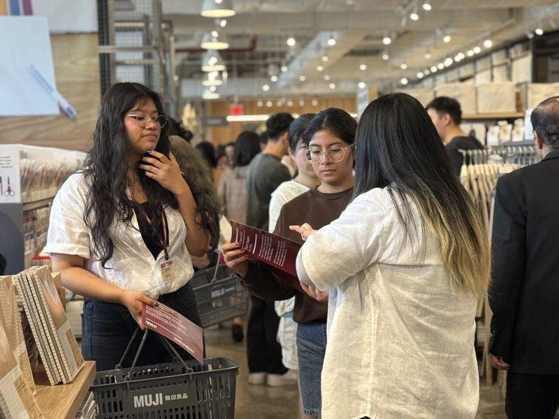 Customers selecting stationery. (Photo by Gao Yun'er)