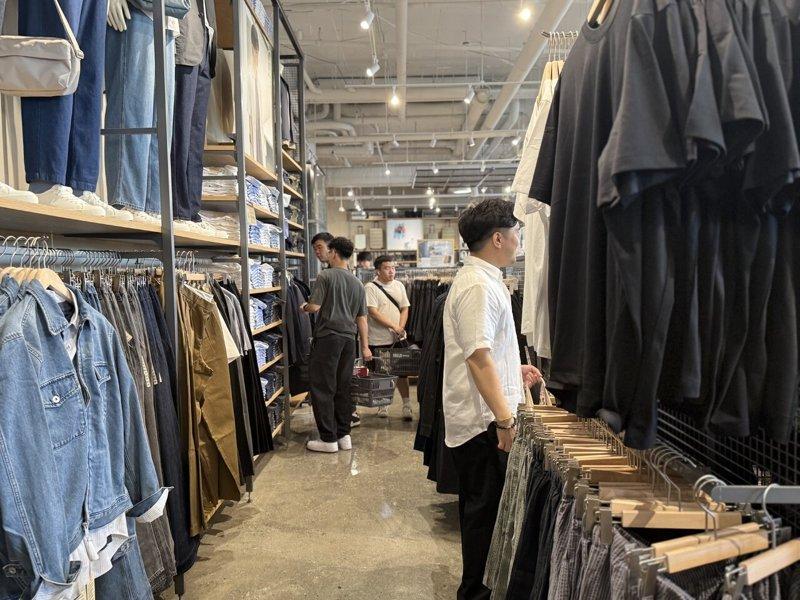 Men selecting clothing. (Photo by Gao Yun'er)