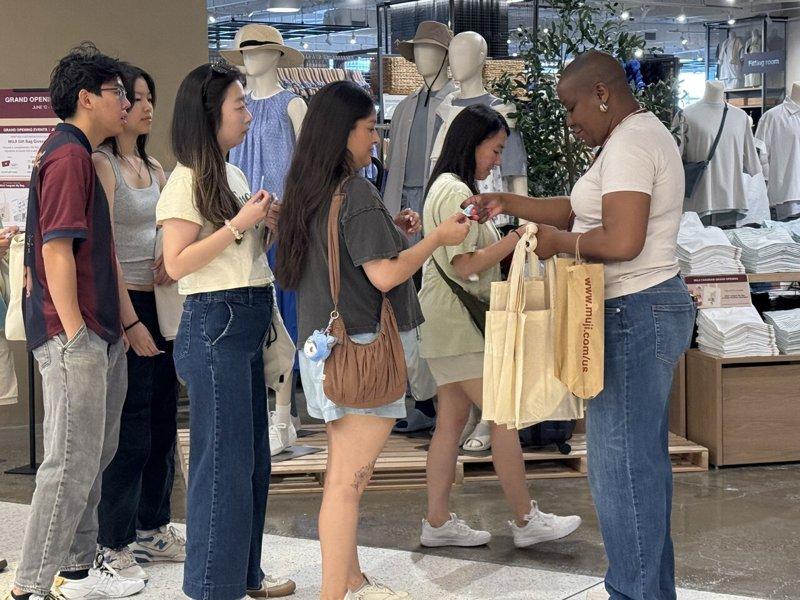 Because of the free gifts offered on the opening day, the numbered tickets available to the first 500 customers were quickly distributed. (Photo by Gao Yun'er)
