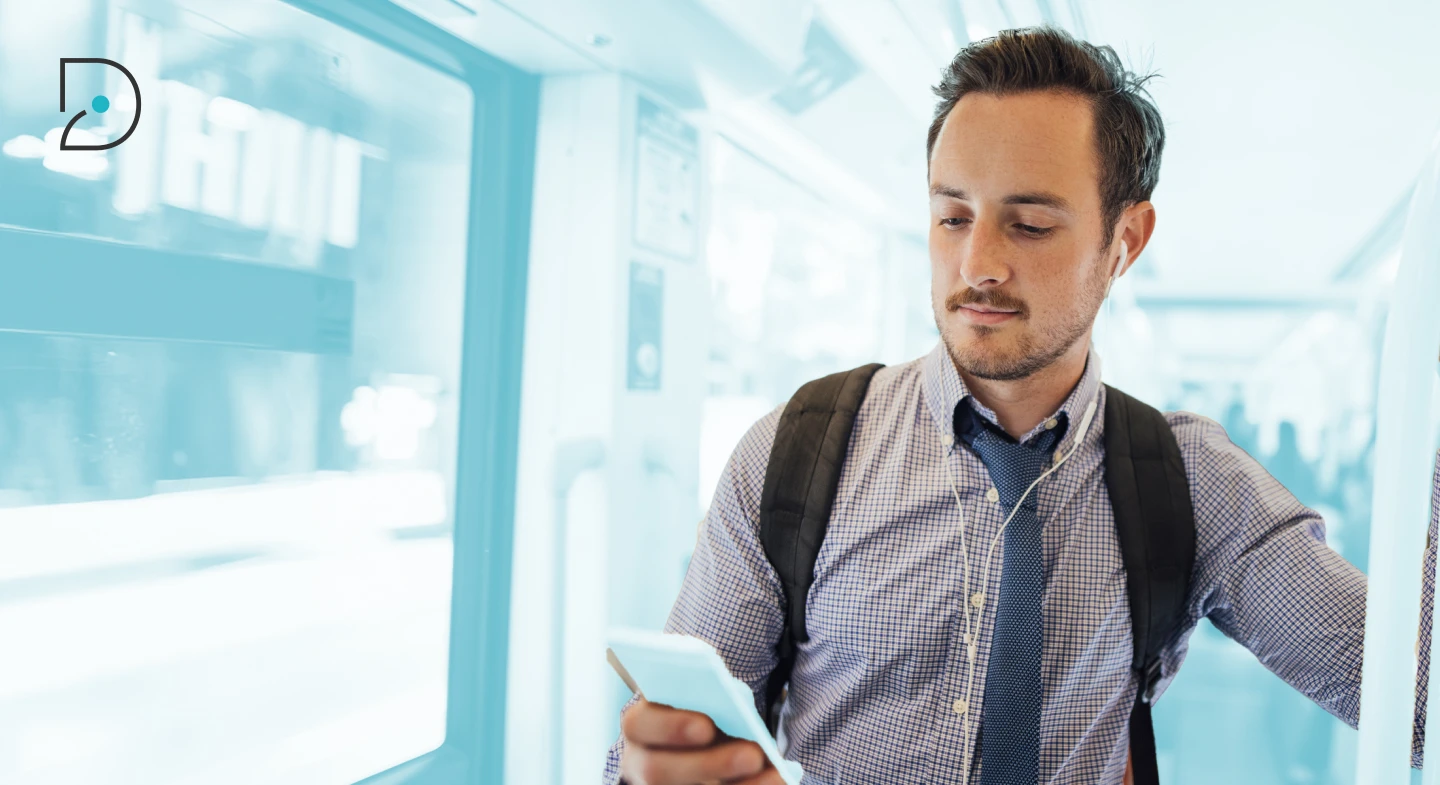 Personne regardant son téléphone à la recherche d'une formation
