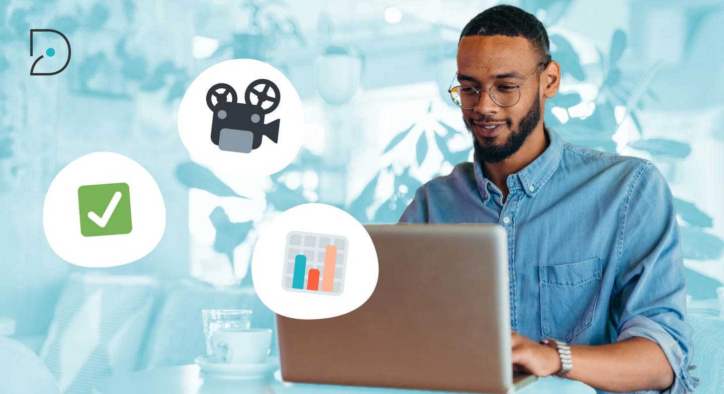 Visuel d'une personne se formant avec un MOOC