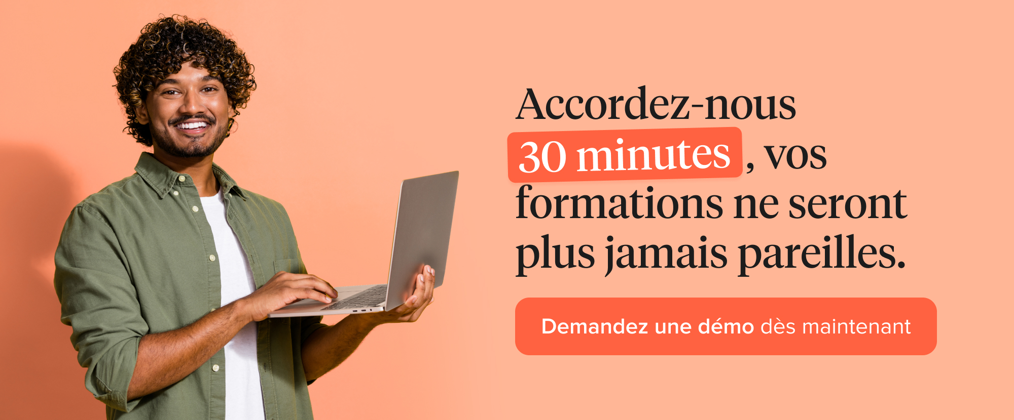 homme souriant devant son ordinateur