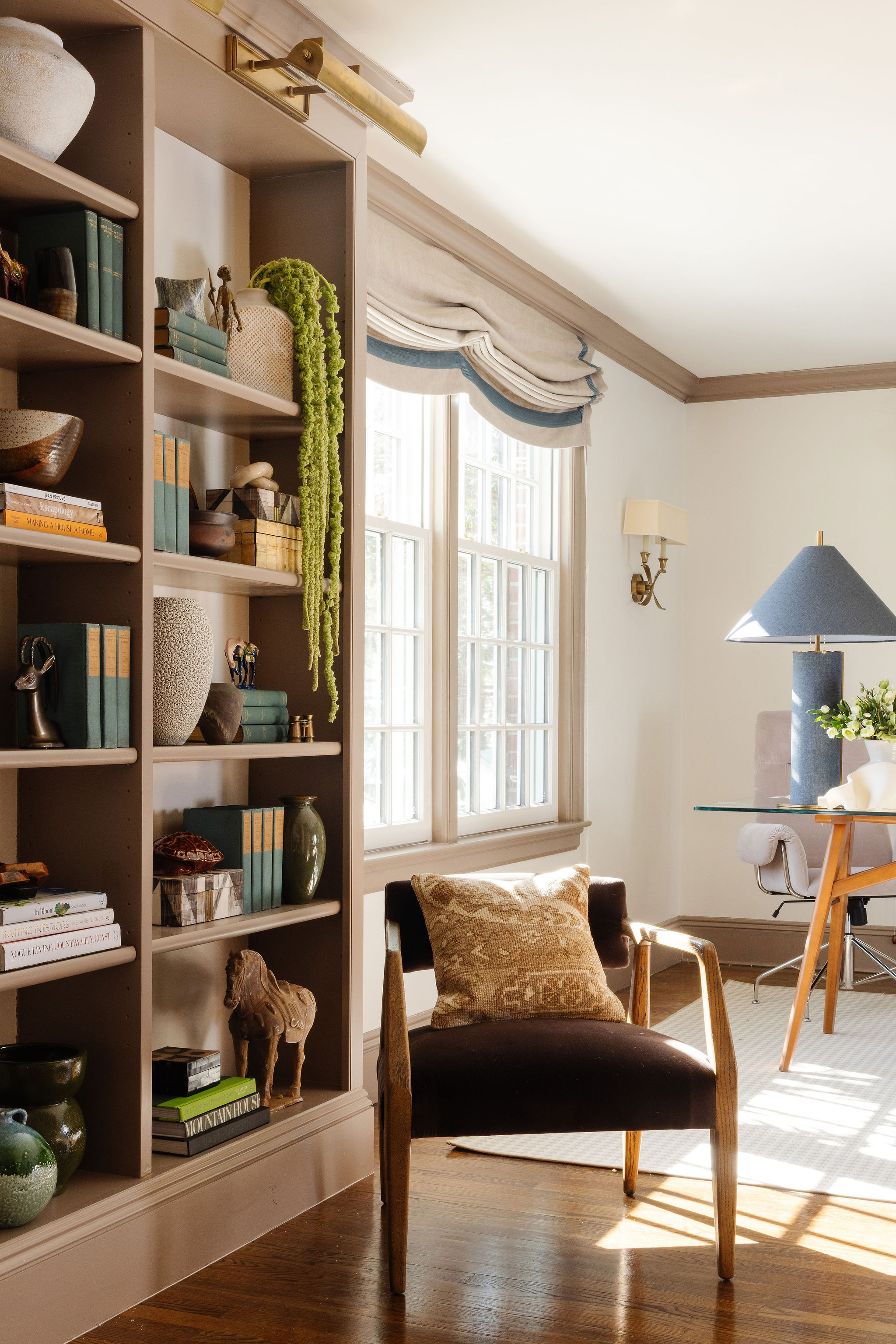 Dramatic dining room with Kelly Wearstler lamps & brushed brass chandelier
