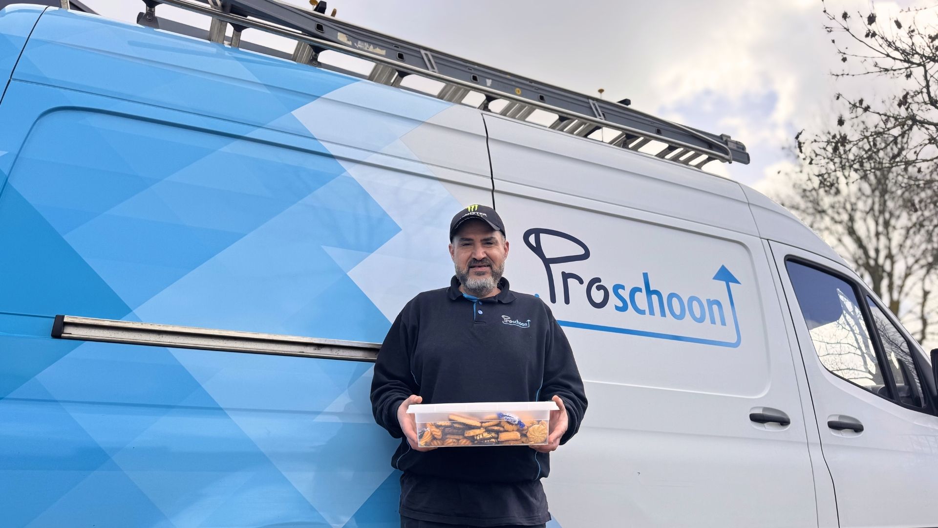 Omar viert het Suikerfeest met zijn collega’s!