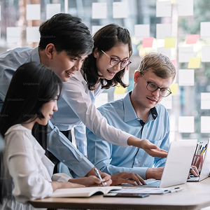 Des gens travaillant devant un ordinateur