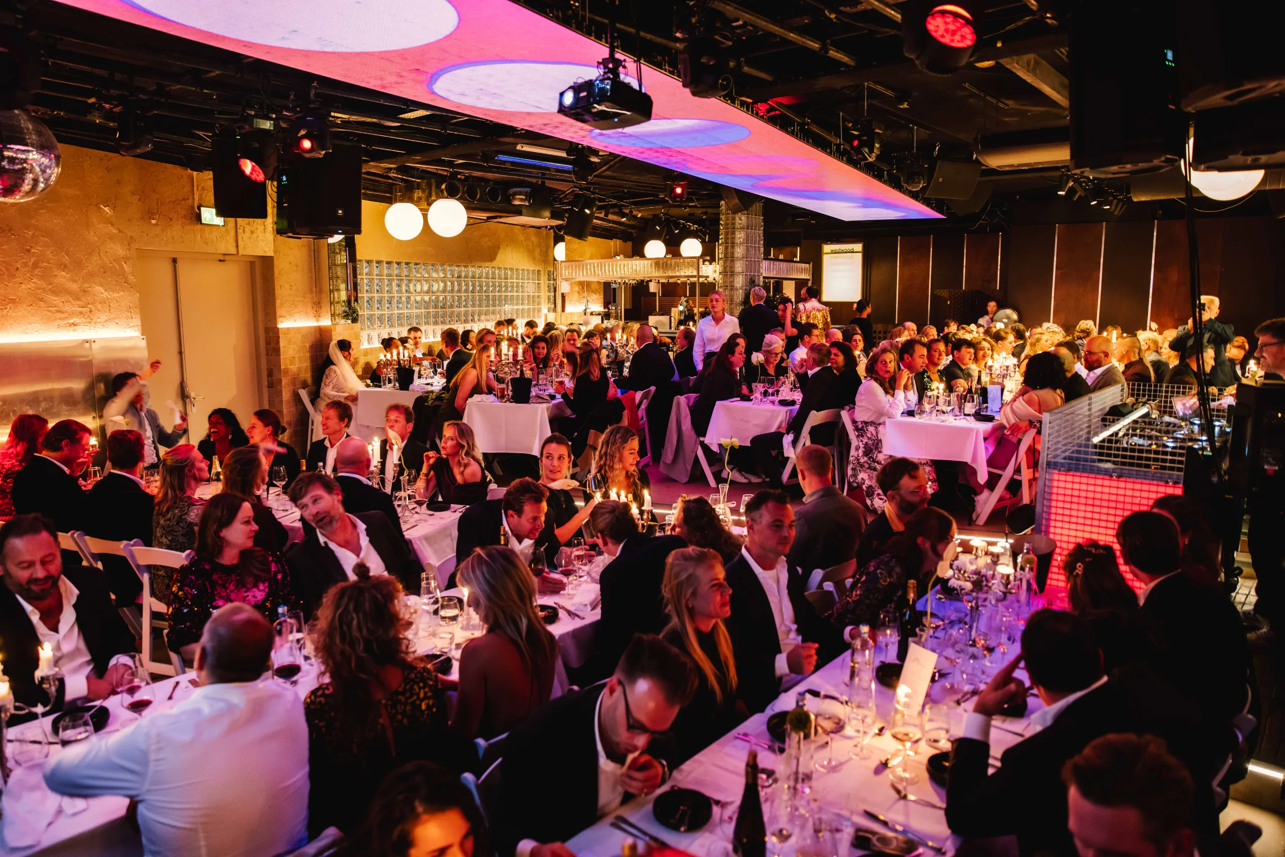 Feestelijk gala-diner aan lange tafels bij Westwood Den Haag