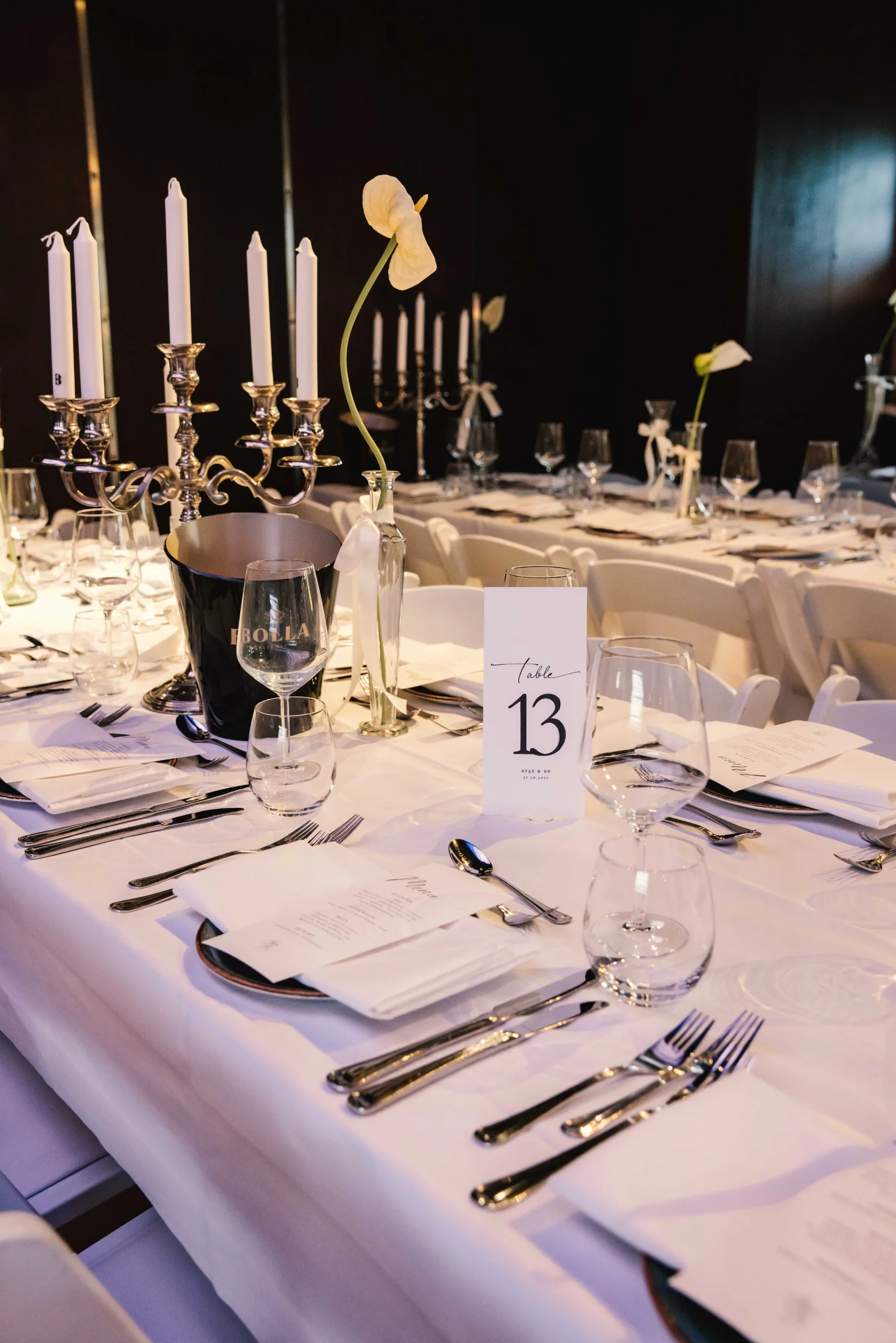 Stijlvol gedekte tafel met candelaars en menukaarten tijdens een dinnershow bij Westwood Den Haag