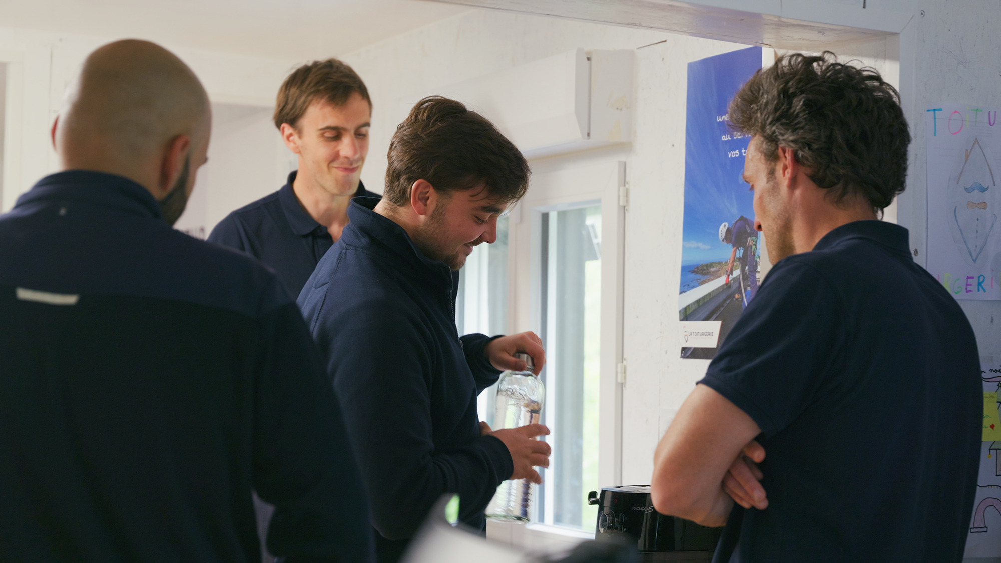 Quatre Toituriers discutent au cours d'une session de formation.