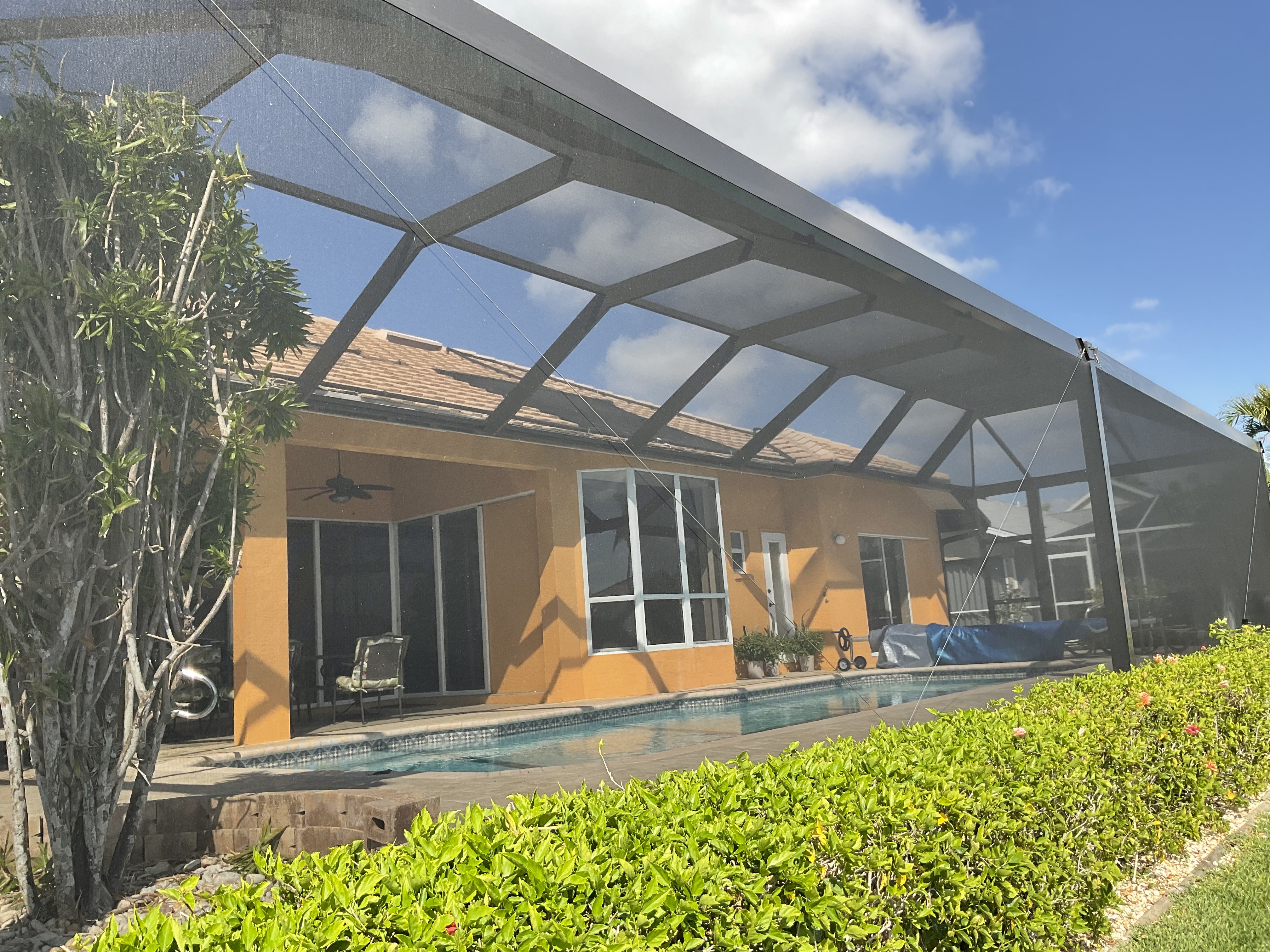 Pool screen enclosure side view aluminum structure Miami — AB Aluminum & Screens