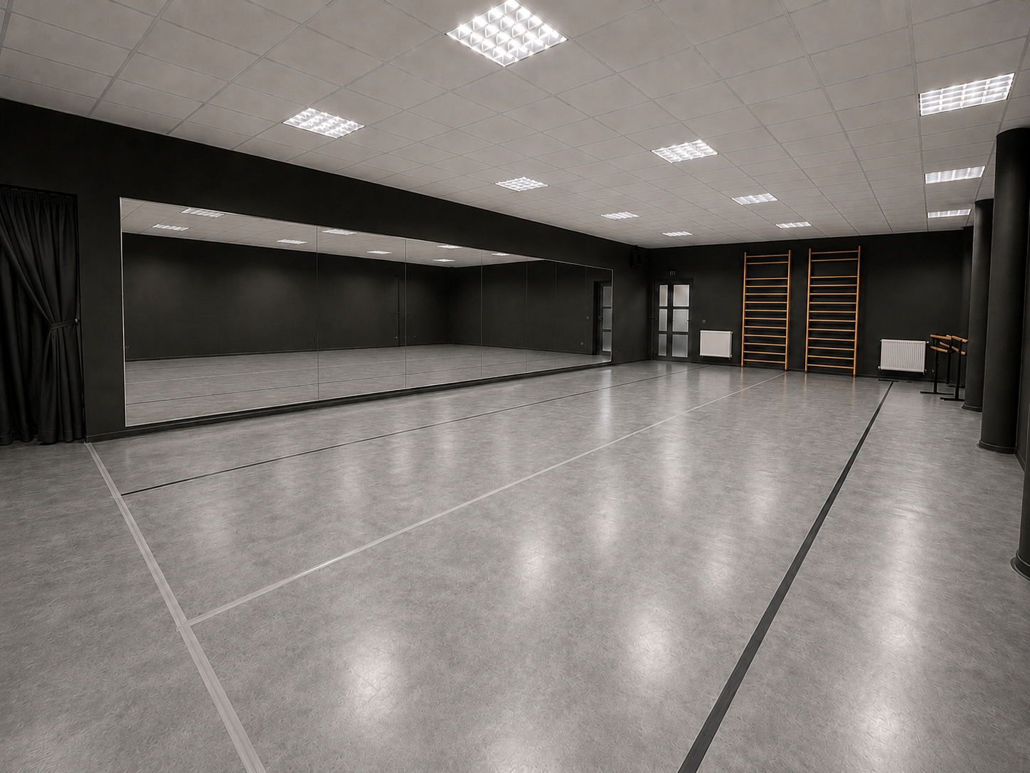 Sala Czarna L’ART: lustra, szara podłoga i drabinki gimnastyczne przy ul. Obozowej 20/22