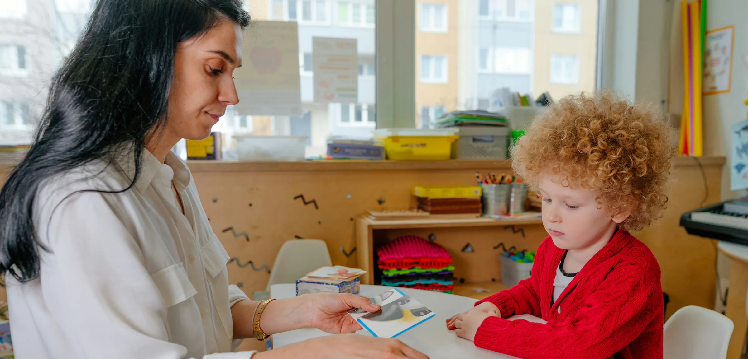 Professionnelle de crèche accompagnant un enfant pendant une activité
