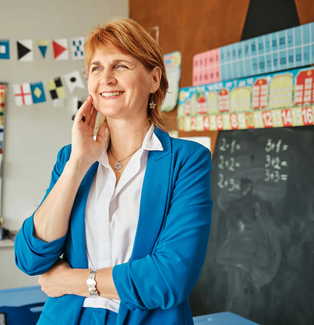 Directrice de crèche souriante dans une salle d’activité