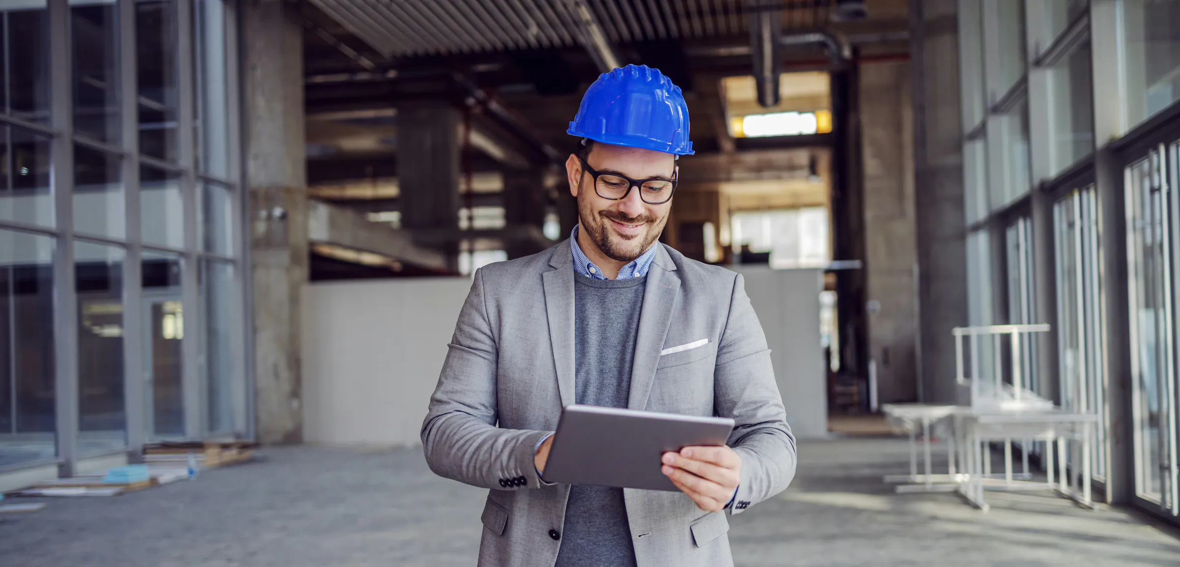 Responsable consultant une tablette sur un site client