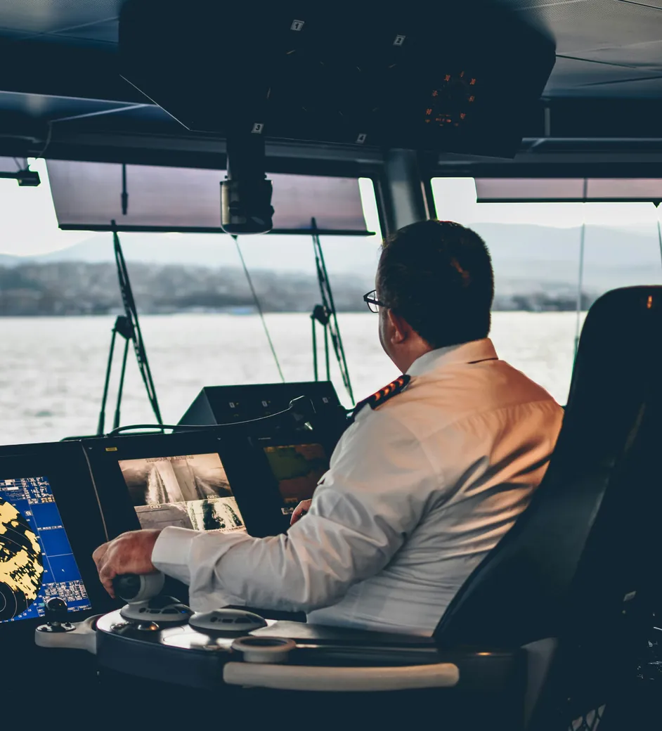 Officier aux commandes sur la passerelle d'un navire