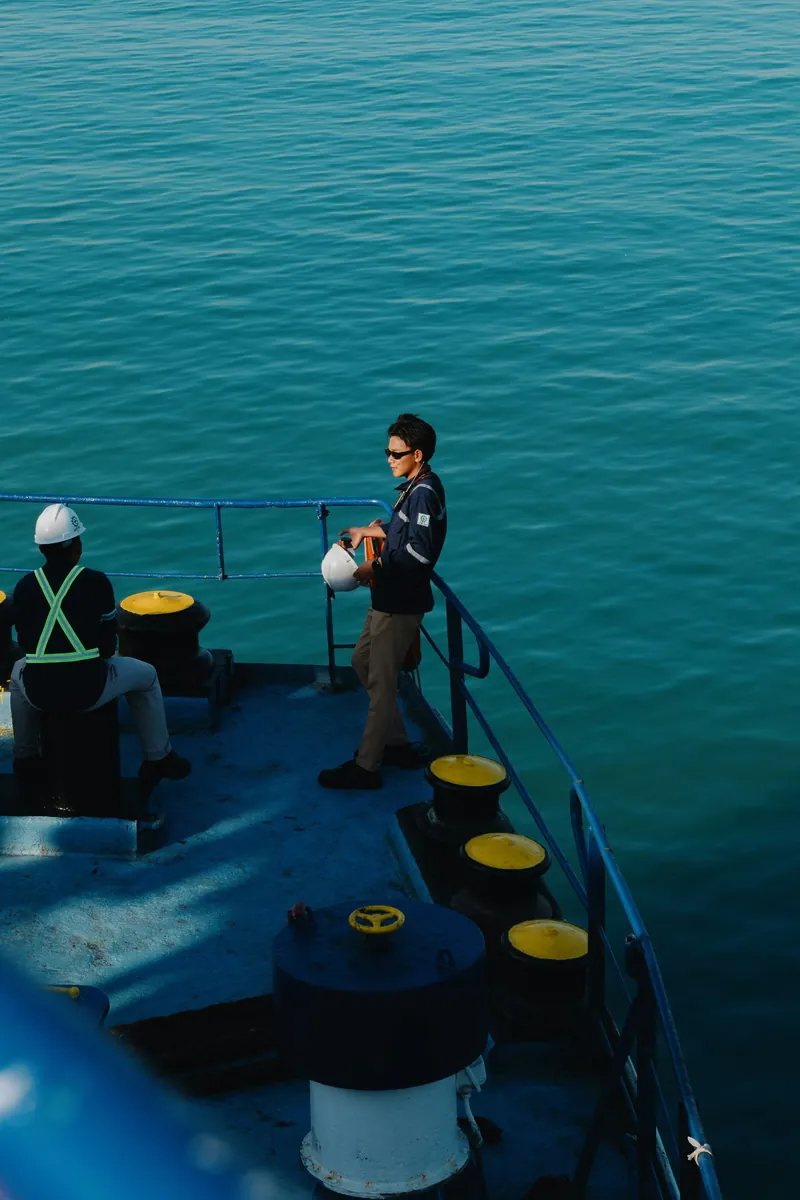 Marins sur le pont avant d'un navire en mer