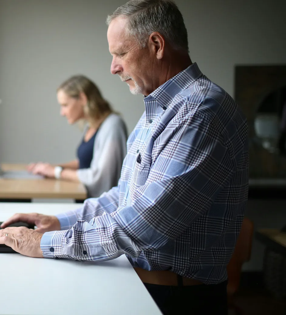 Comptable travaillant sur un ordinateur portable dans un bureau lumineux