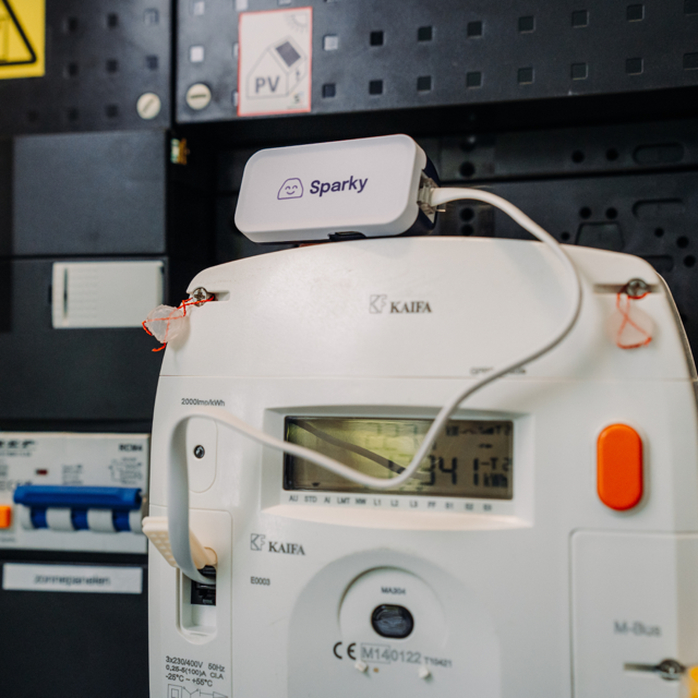 Sparky P1-meter aangesloten op de P1-poort van een Kaifa slimme meter in de meterkast