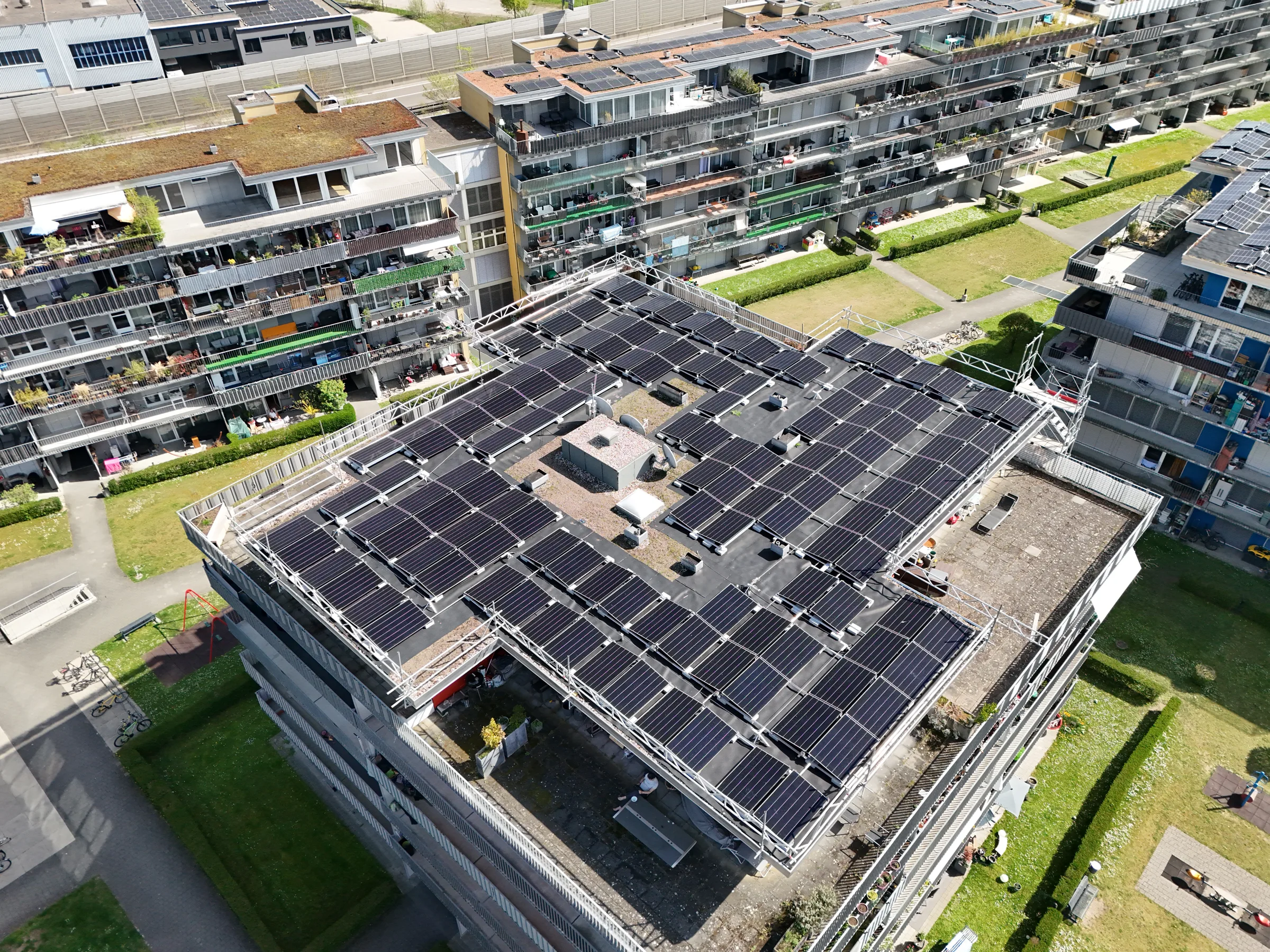 Solaranlage Wässerwiesenstrasse Winterthur, 132 kWp über zwei Gebäude im Verbund, realisiert von Solar 360