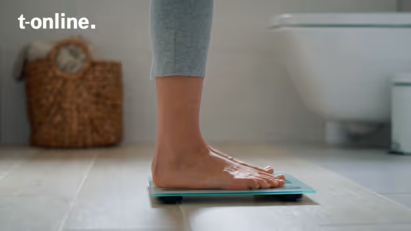 Mensch steht auf Waage