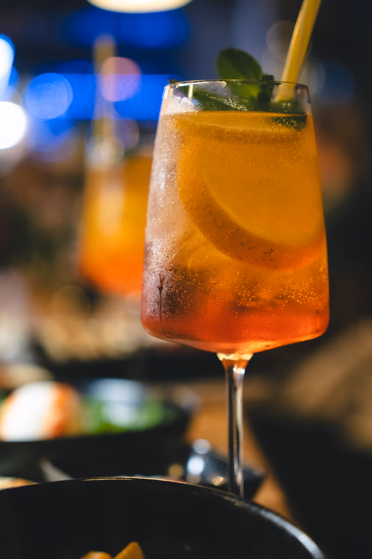 Gekühlter, schön belichteter Cocktail im Angoor