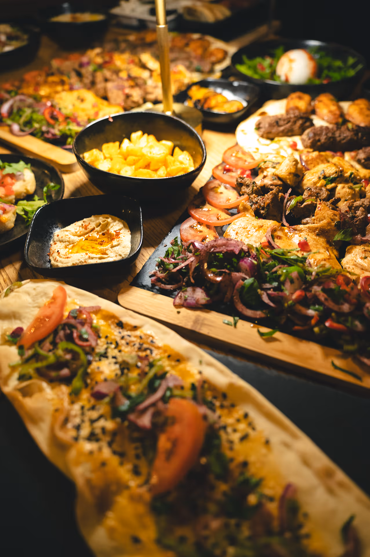 Voll gedeckter Tisch mit großer Grillplatte aus der Vogelperspektive in Gaststätte Schwerin