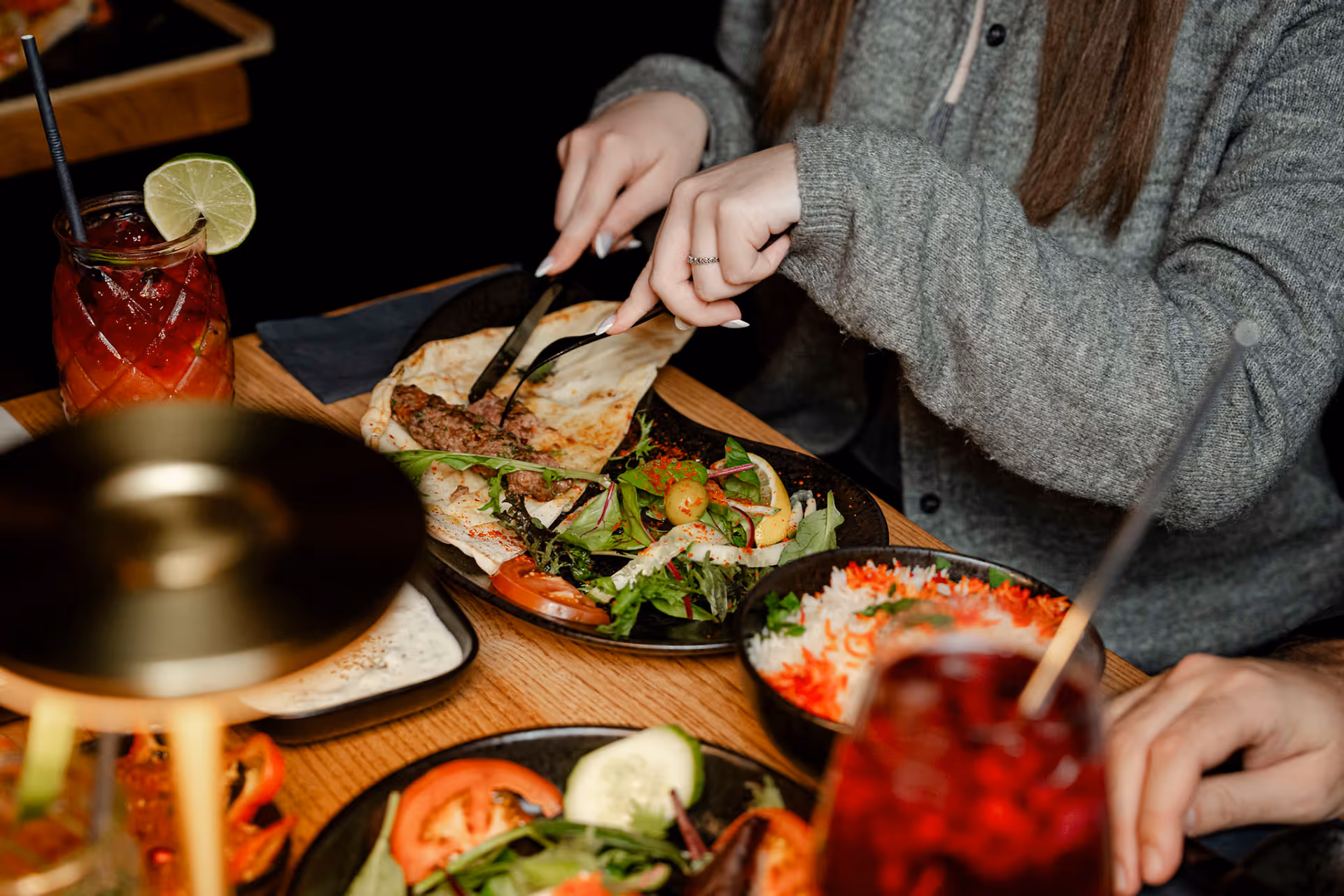 Freunde beim Essen am Tisch in der Angoor Gaststätte in Schwerin