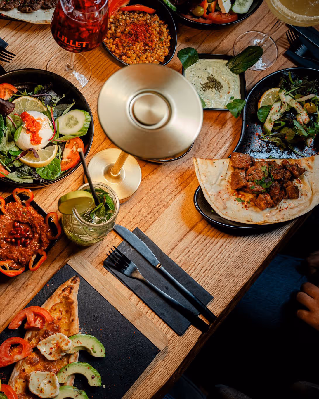 Voll gedeckter Tisch bei Weihnachtsessen im Restaurant Angoor